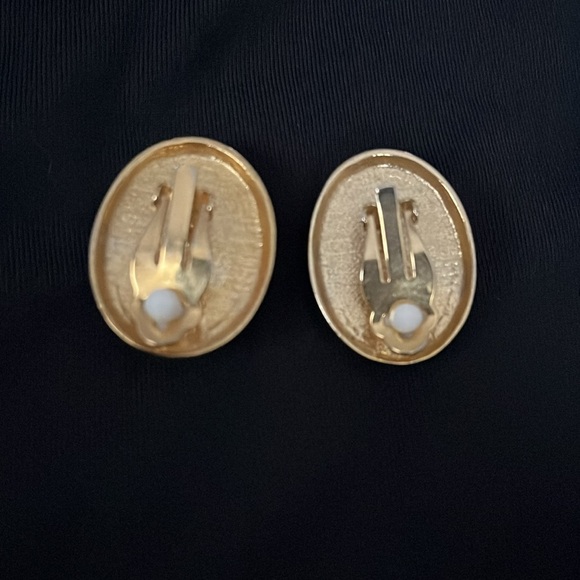 Vintage large pearl clip on earrings - Picture 2 of 3